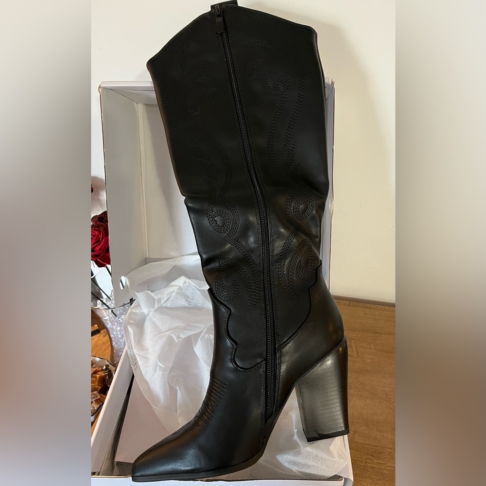 Dream Pairs Size 7 Black Boots
